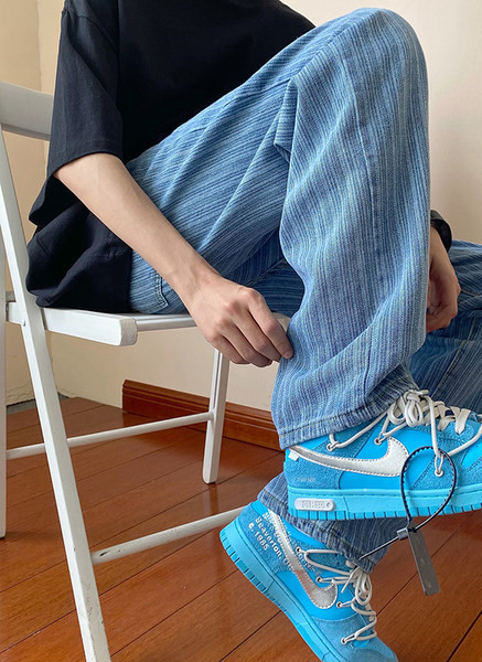 Vyriški šviesios spalvos dryžuoti džinsai su kišenėmis