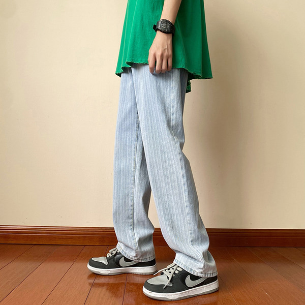 Vyriški šviesios spalvos dryžuoti džinsai su kišenėmis