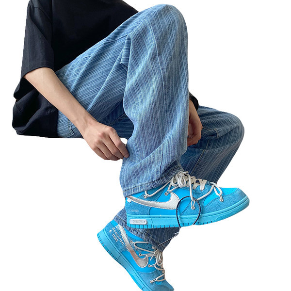 Vyriški šviesios spalvos dryžuoti džinsai su kišenėmis