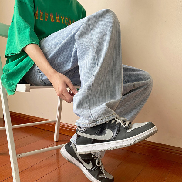 Vyriški šviesios spalvos dryžuoti džinsai su kišenėmis