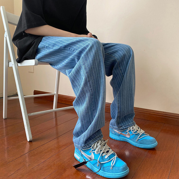 Vyriški šviesios spalvos dryžuoti džinsai su kišenėmis