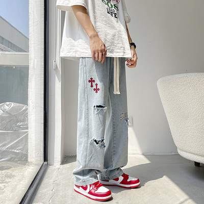 Vyriški džinsai su plėšytais motyvais ir raišteliais