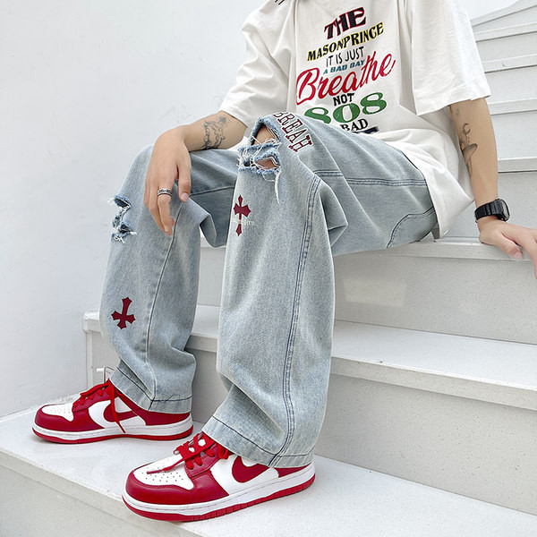 Vyriški džinsai su plėšytais motyvais ir raišteliais