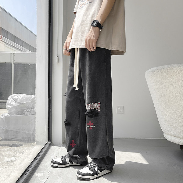 Vyriški džinsai su plėšytais motyvais ir raišteliais