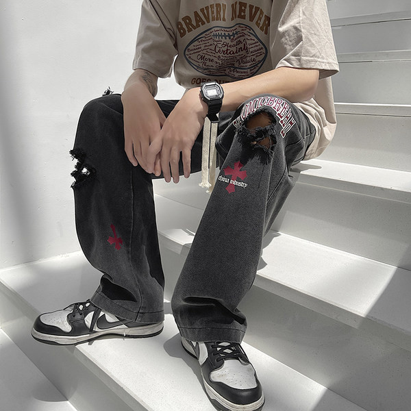 Vyriški džinsai su plėšytais motyvais ir raišteliais