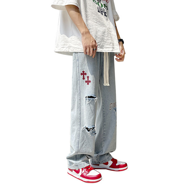 Vyriški džinsai su plėšytais motyvais ir raišteliais