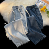 Heledat ja tumedat värvi meeste teksad taskutega