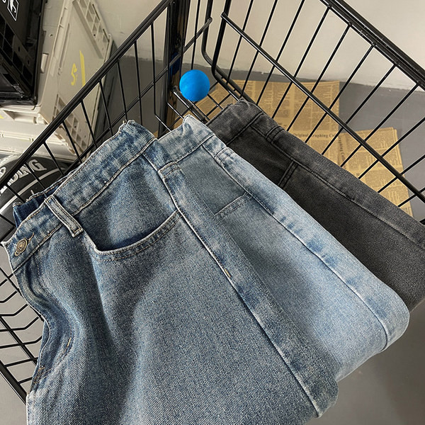 Modern férfi tiszta farmernadrág zsebbel és gombbal