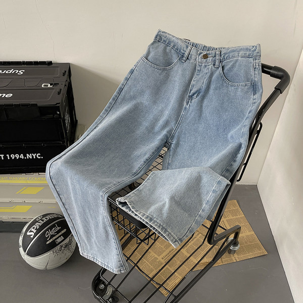 Modern férfi tiszta farmernadrág zsebbel és gombbal