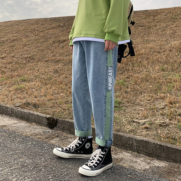 Värvilise kaunistuse ja kirjaga meeste teksad