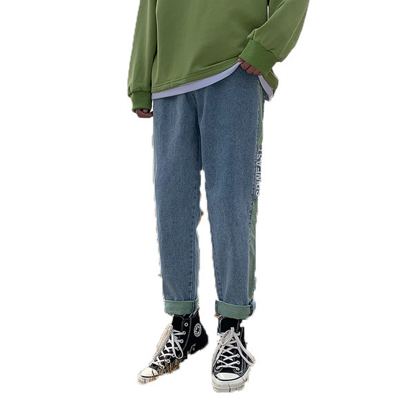 Värvilise kaunistuse ja kirjaga meeste teksad