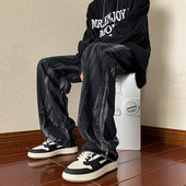 Fekete színű férfi farmer fehér motívummal és zsebbel