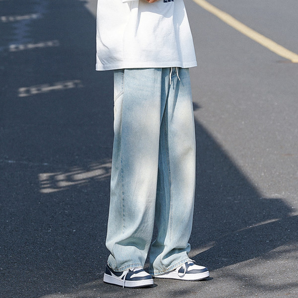 Vyriškų džinsų modelis su kišenėmis ir raišteliais