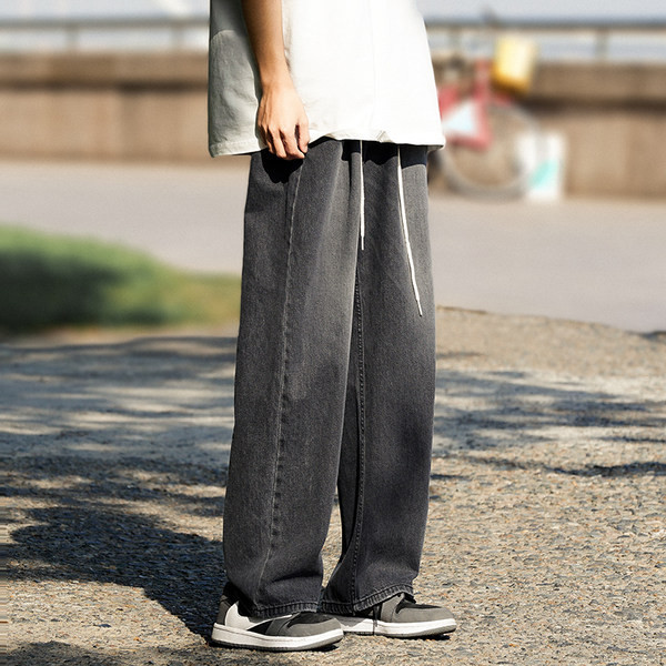 Vyriškų džinsų modelis su kišenėmis ir raišteliais