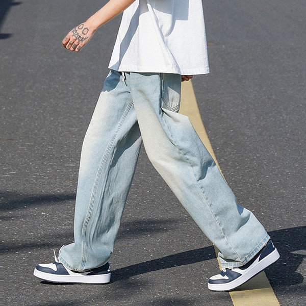 Vyriškų džinsų modelis su kišenėmis ir raišteliais