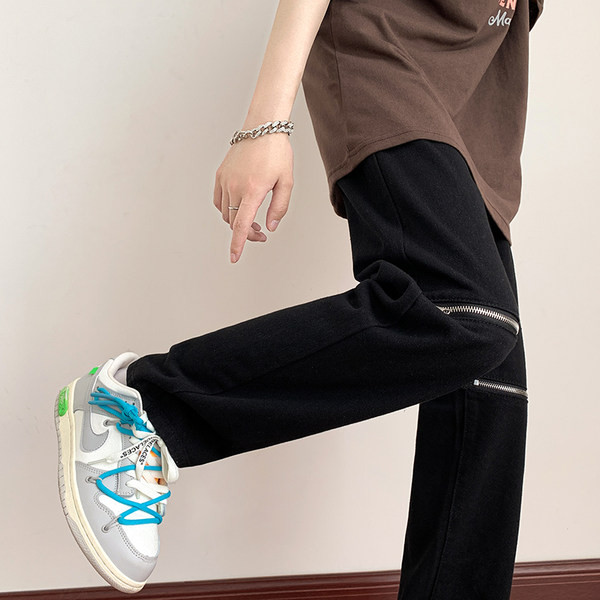 Férfi farmer egyenes modell zsebbel és cipzárral a térdén