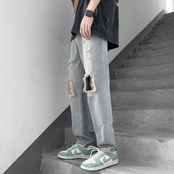 Meeste sirge säärega teksapüksid, millel on rebitud motiivid ja tasku