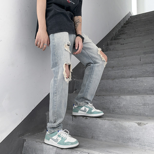 Meeste sirge säärega teksapüksid, millel on rebitud motiivid ja tasku