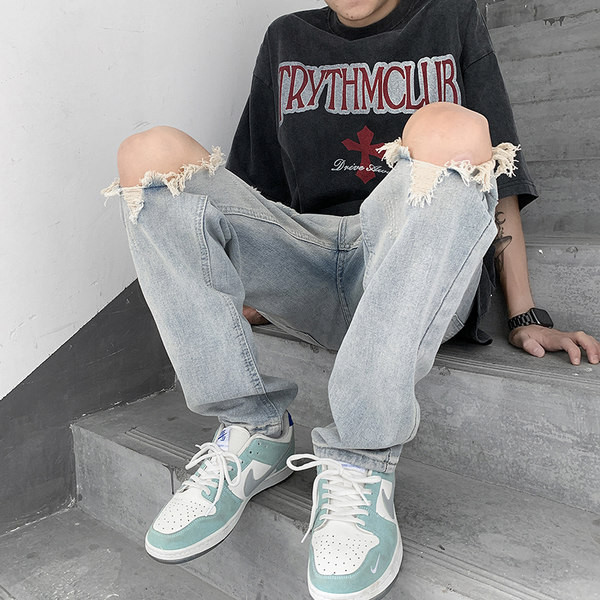 Meeste sirge säärega teksapüksid, millel on rebitud motiivid ja tasku