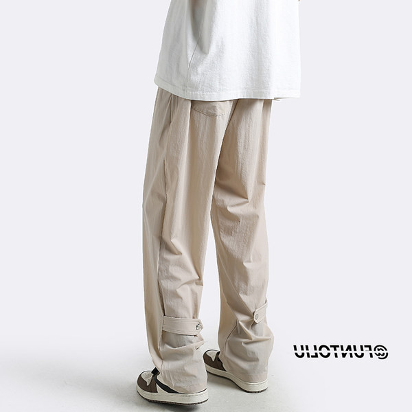 Férfi farmer zsebbel és nyakkendővel