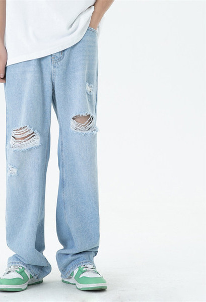 Széles szárú férfi farmernadrág szakadt motívumokkal és zsebbel