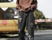 Ανδρικό τζιν με κεντημένο σταυρό και τσέπη