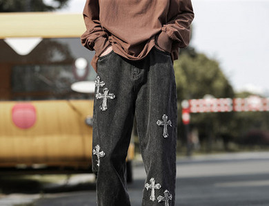 Ανδρικό τζιν με κεντημένο σταυρό και τσέπη