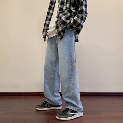 Mitmes värvitoonis vabaaja meeste teksad