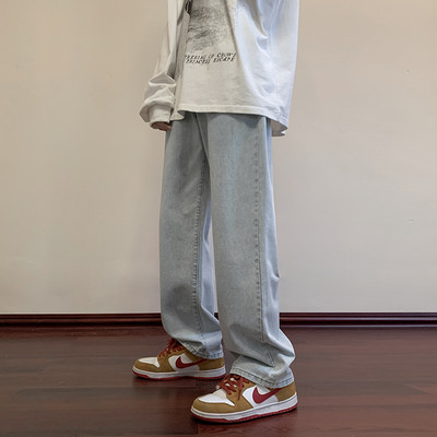 Mitmes värvitoonis vabaaja meeste teksad