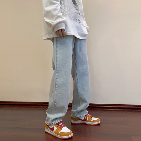 Mitmes värvitoonis vabaaja meeste teksad