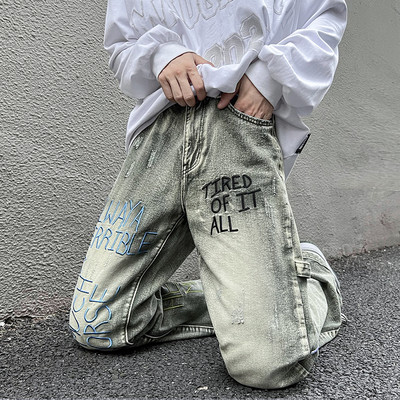 Meeste stiilsed tasku ja tikitud kirjaga teksad