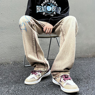 Meeste stiilsed tasku ja tikitud kirjaga teksad