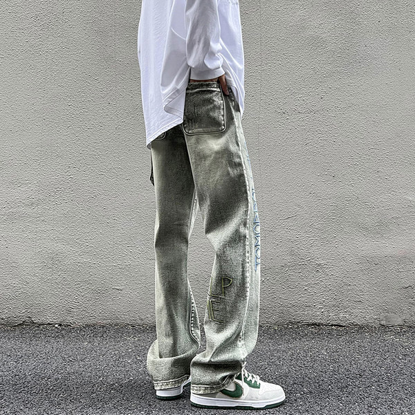 Meeste stiilsed tasku ja tikitud kirjaga teksad