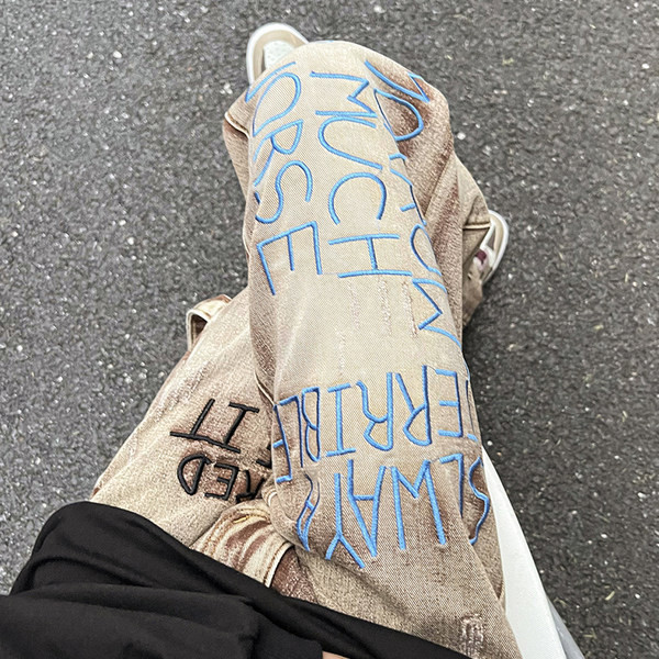 Meeste stiilsed tasku ja tikitud kirjaga teksad