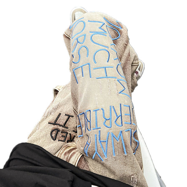 Meeste stiilsed tasku ja tikitud kirjaga teksad