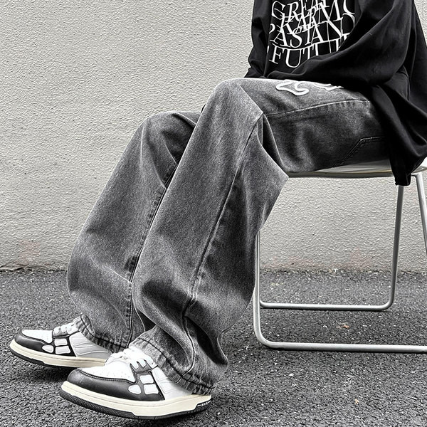 Ανδρικό τζιν με απλικέ σε δύο χρώματα