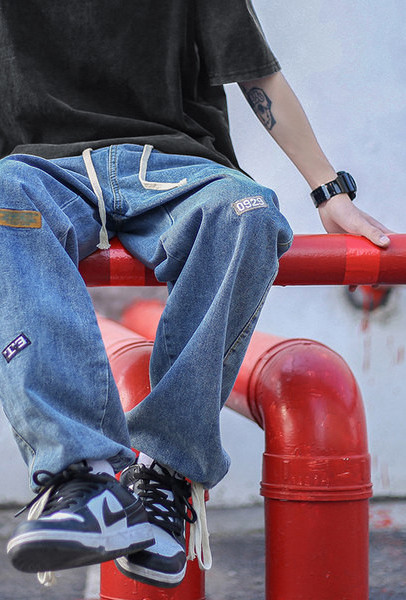 Meeste sirge säärega teksad logo ja paeltega