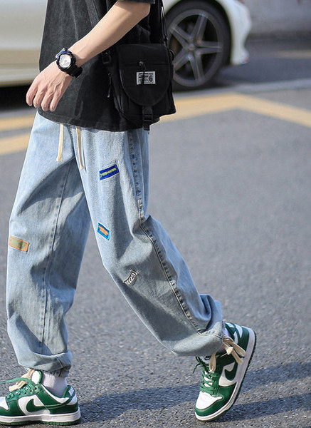 Meeste sirge säärega teksad logo ja paeltega