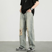 Plačios kojos džinsai su plėšytais motyvais