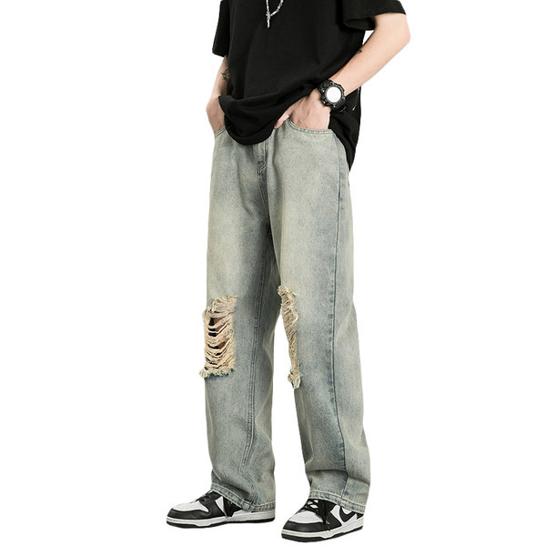 Plačios kojos džinsai su plėšytais motyvais