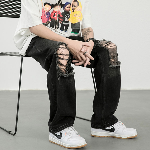 Plačios kojos džinsai su plėšytais motyvais