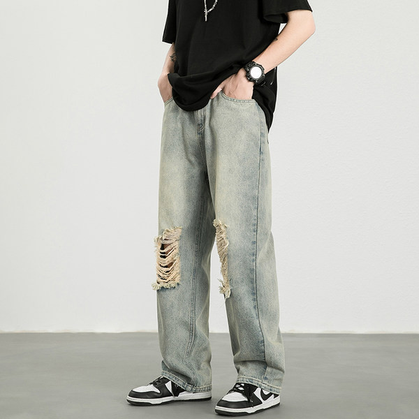 Plačios kojos džinsai su plėšytais motyvais