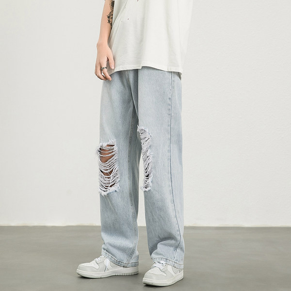 Plačios kojos džinsai su plėšytais motyvais