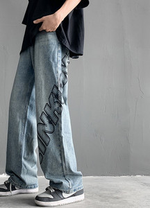 Ανδρικό τζιν ίσιο με στάμπα και τσέπη