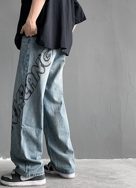 Ανδρικό τζιν ίσιο με στάμπα και τσέπη