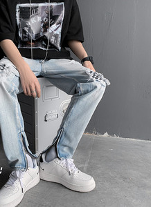 Ανδρικό μοντέρνο τζιν με φερμουάρ στο πόδι και σκισμένα μοτίβα