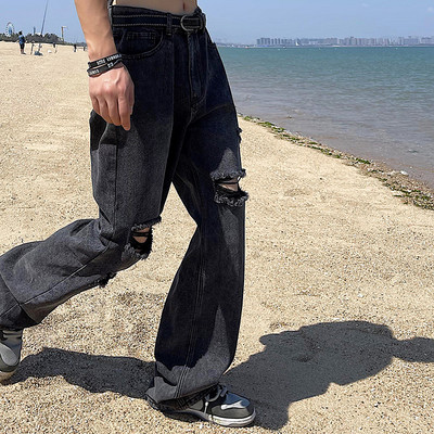 Széles szárú férfi farmer, szakadt motívumokkal