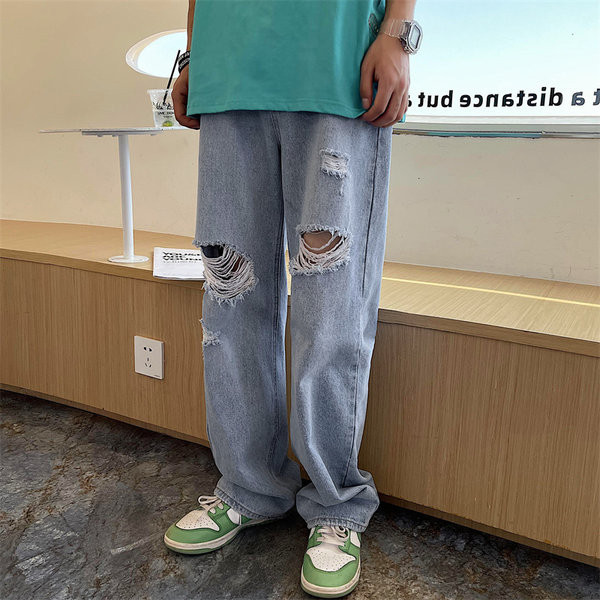 Széles szárú férfi farmer, szakadt motívumokkal