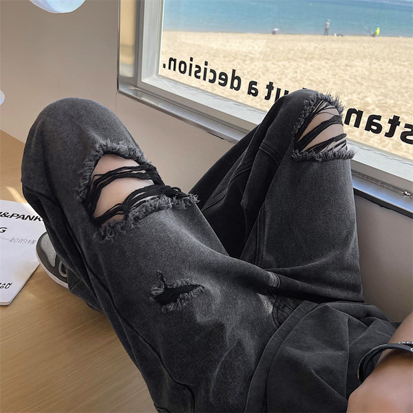 Széles szárú férfi farmer, szakadt motívumokkal