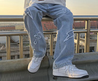 Férfi farmer zsebbel és hímzéssel új modell